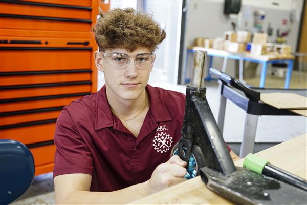 ENGINEERING RELATED TECHNOLOGY students working in lab